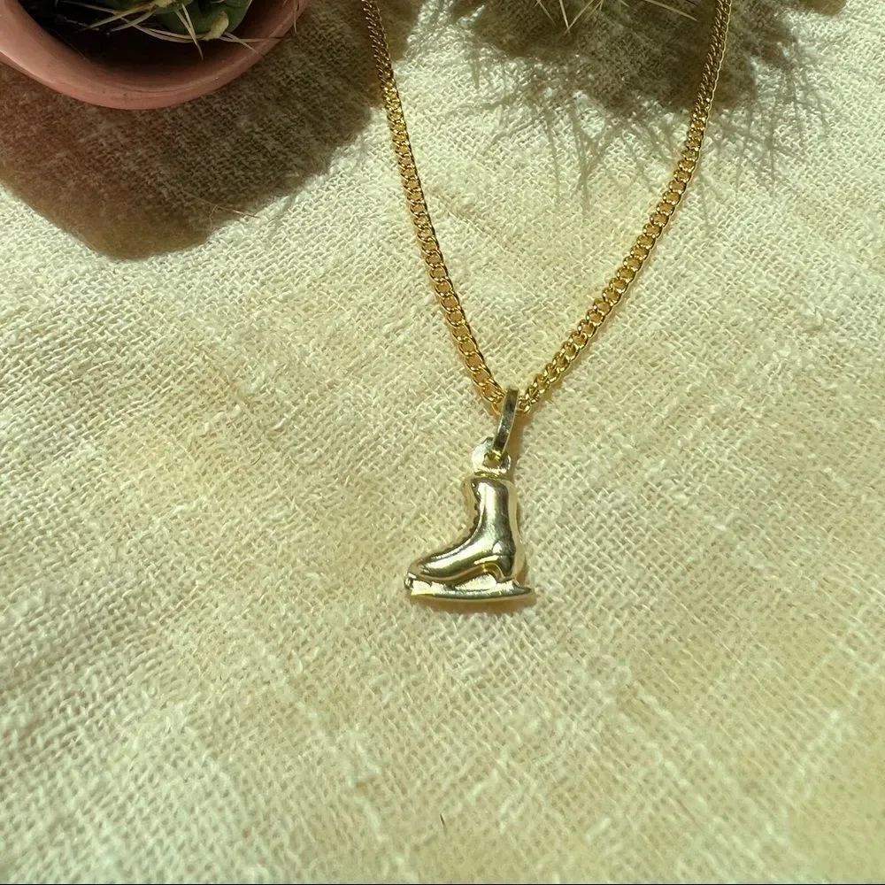 Skate 14k solid gold pendant perfect gift